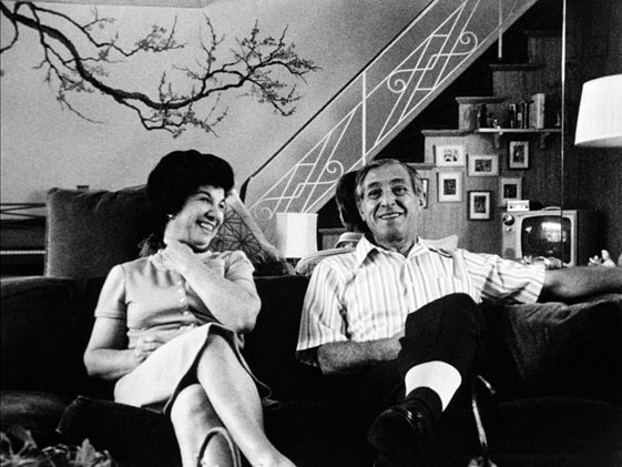 Alfred Guzzettis Eltern beim "Porträt sitzen" (© Alfred Guzzetti, aus: "Family Portrait Sittings")